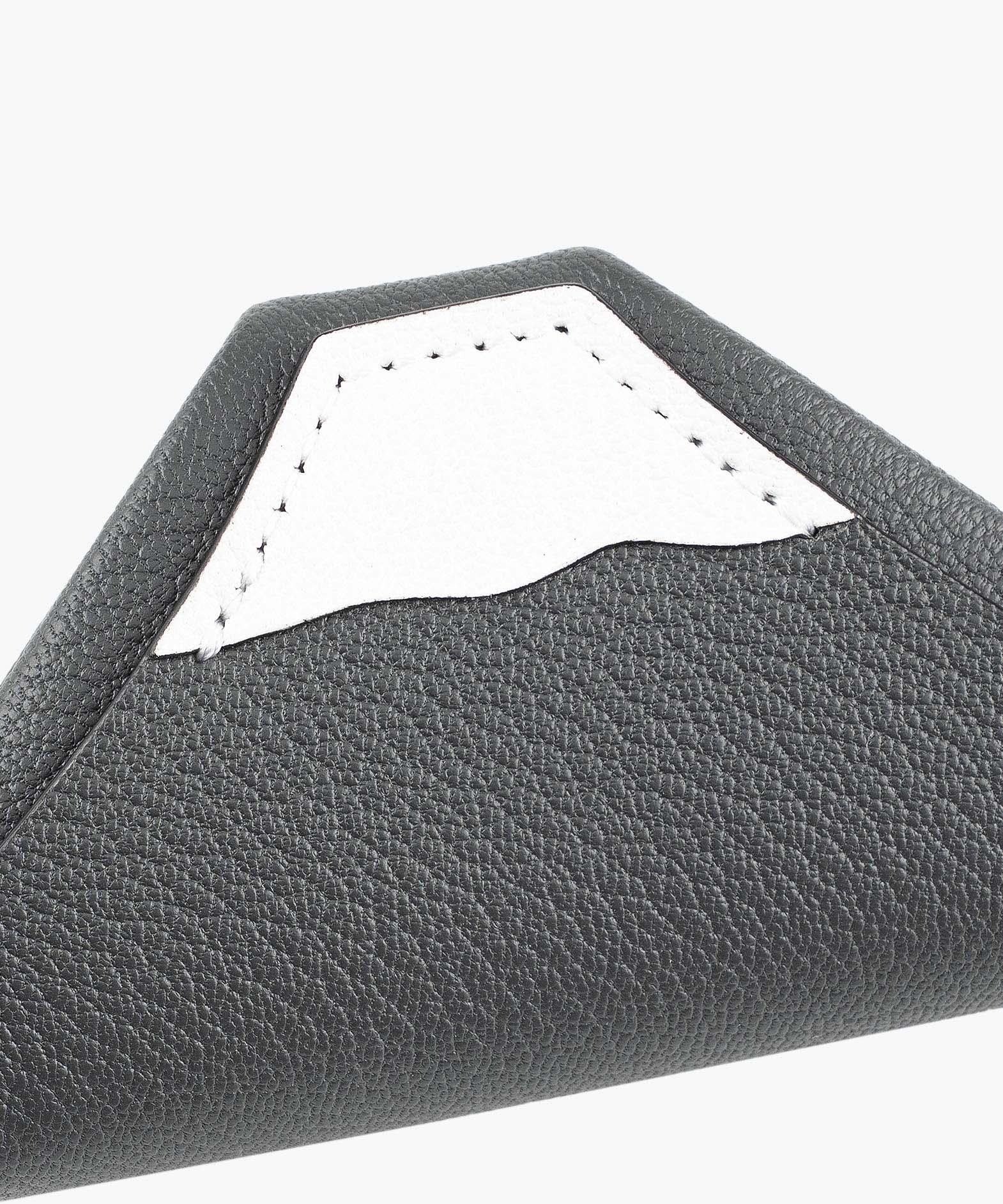 外装：Grey、山頂部分：White