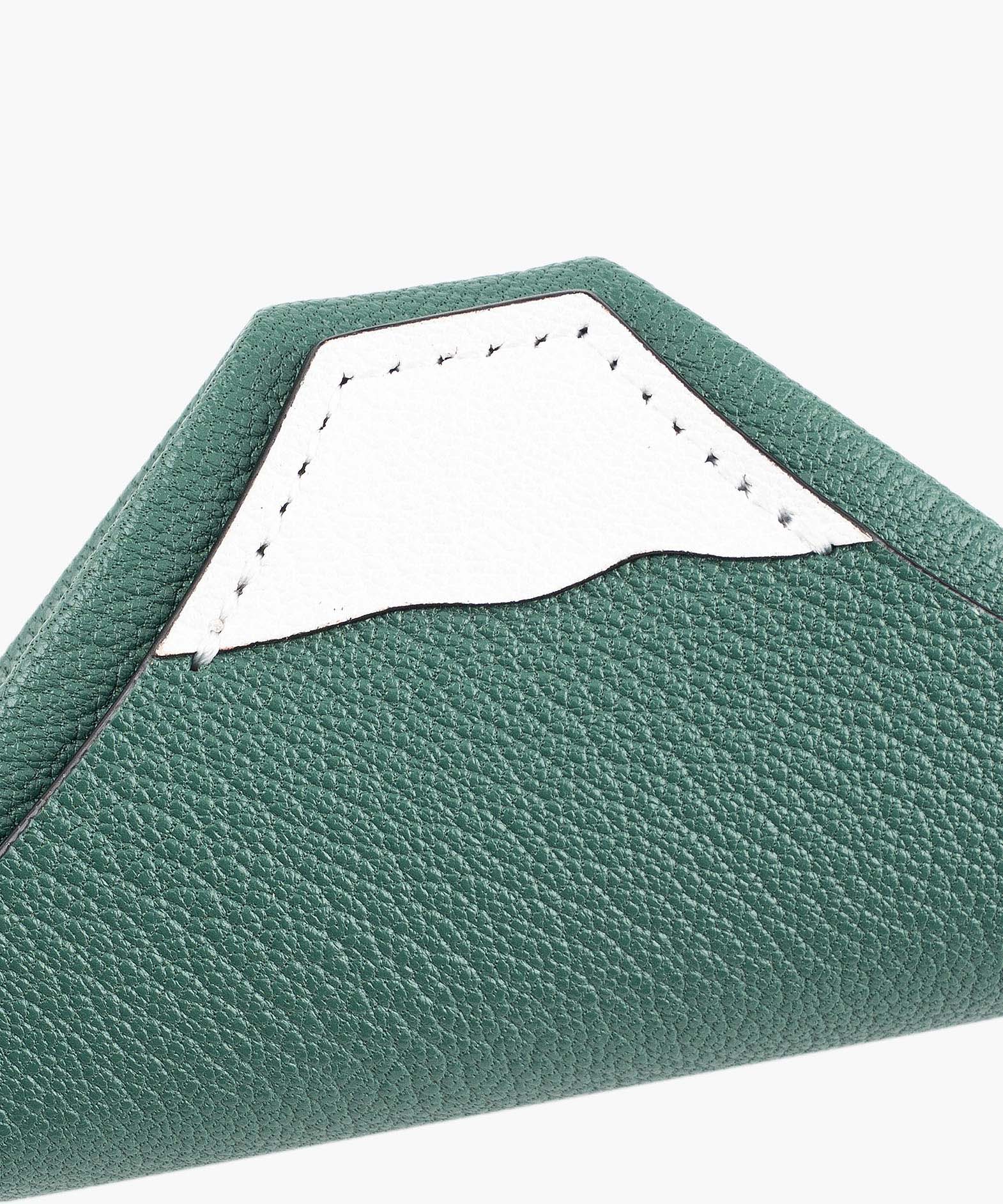 外装：Dark Green、山頂部分：White